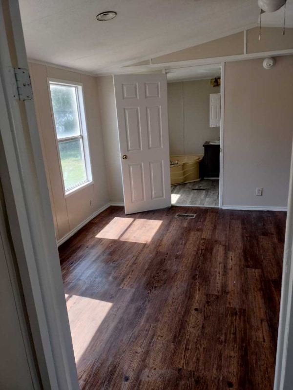 Building Photo - 104 Forest Creek Ln