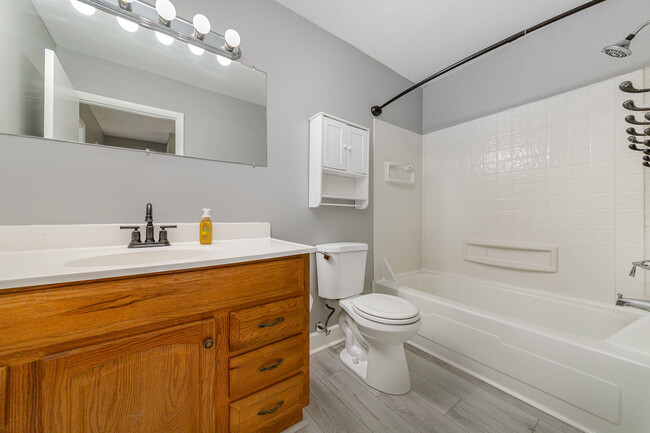 Main Bathroom (upstairs) - 117 Stillmeadow Dr