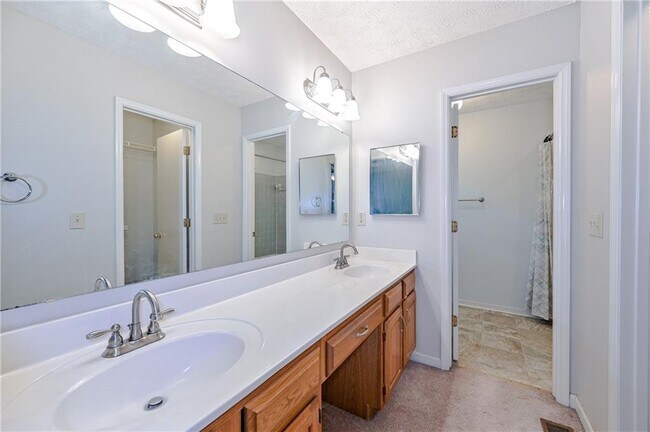 Building Photo - 3991 E Meadow Dr