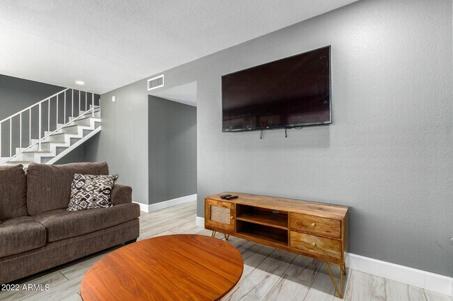 Building Photo - 1502 E Topeka Dr