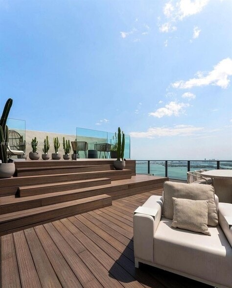 Building Photo - 650 NE 32nd St