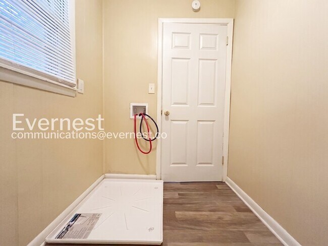 Building Photo - 3 Bed/1.5 Bath Home with Carport / No Pets Allowed / Available Now!