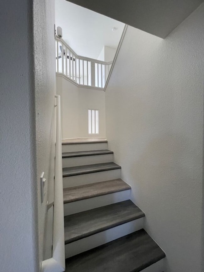 Building Photo - Royal Kunia 5 Bed 3 Bath 2 Car Garage