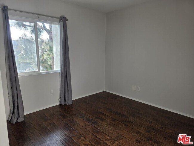 Building Photo - 4866 1/2 McConnell Ave