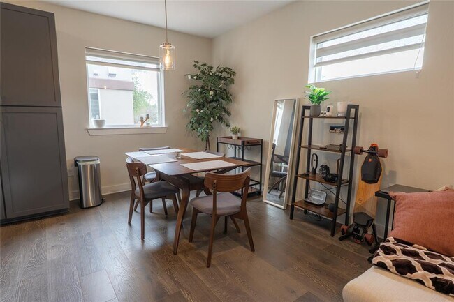 Building Photo - 2827 Manor Rd