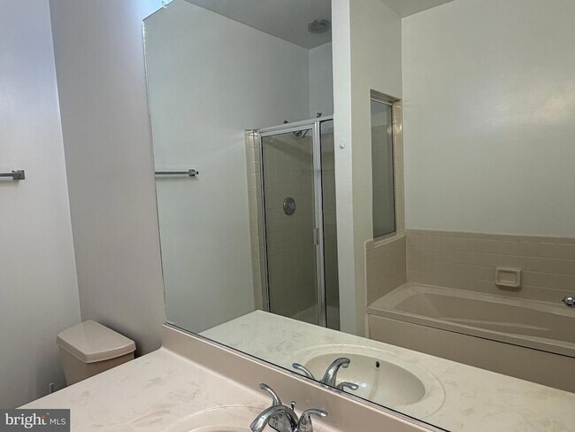 Building Photo - 5911 Barbados Pl