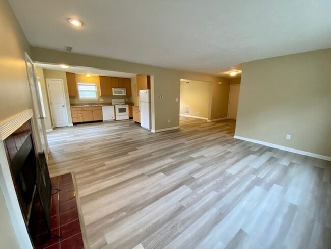 Building Photo - COMING SOON!! Stunning 4 Bedroom 2.5 Bathr...