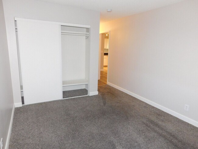 Building Photo - Spacious 2 bedroom- no neighbors under you !!