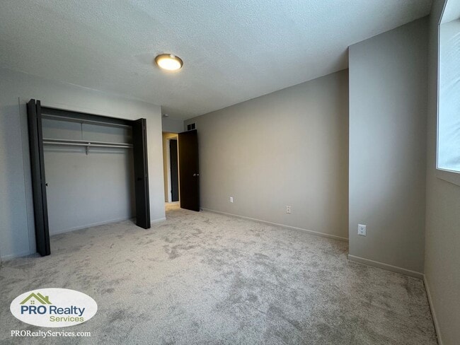 Building Photo - 2 Bedroom Townhome in Woodbury
