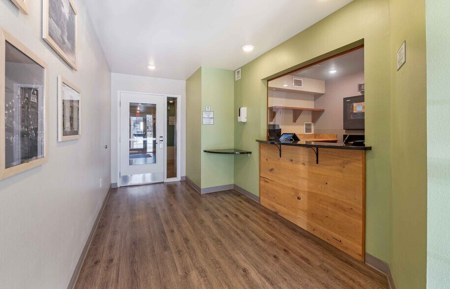 Building Photo - Furnished Studio-Cincinnati - Florence - Airport