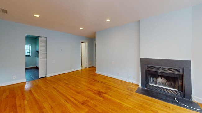 Building Photo - Top Floor Adams Morgan One Bedroom W/Washe...