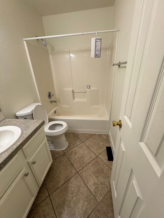 Building Photo - Beautiful 4 bedroom house avail 6/12