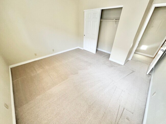 Building Photo - Spacious Condo in a Gated Central Las Vegas Community
