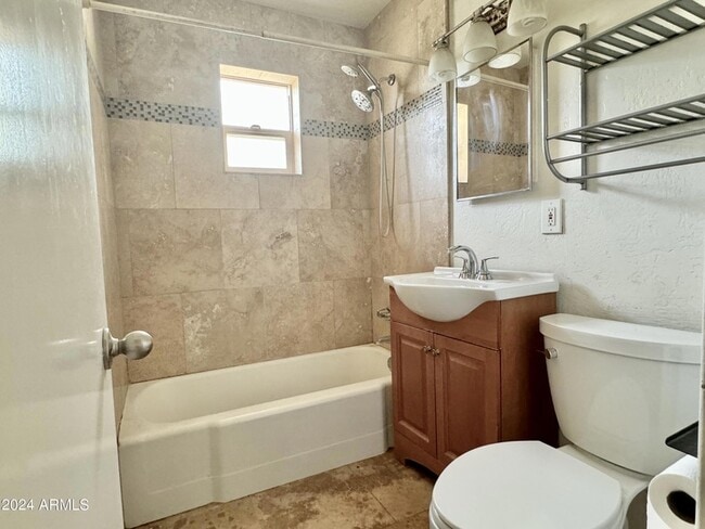 Building Photo - 731 W 12th Pl