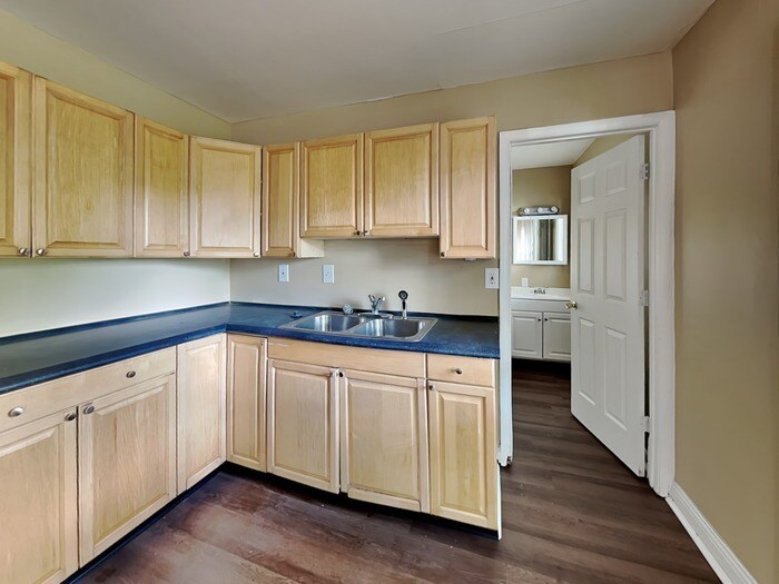 Building Photo - 890 Edgewood Dr