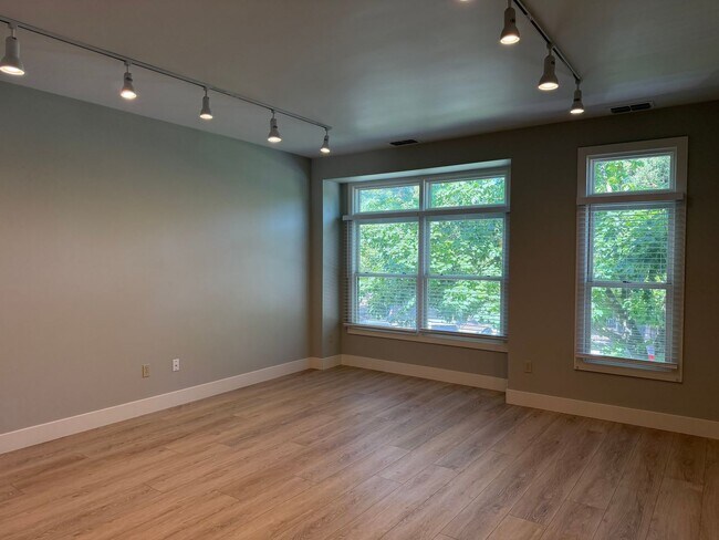 Building Photo - Rare Live/Work or Residential Opportunity in the Heart of North Oak Park!