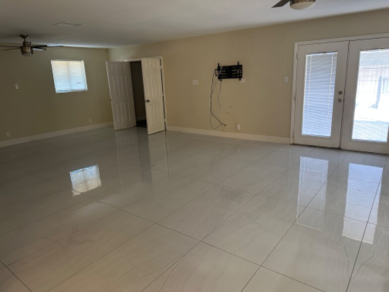 Building Photo - 704 Mc Dermit St