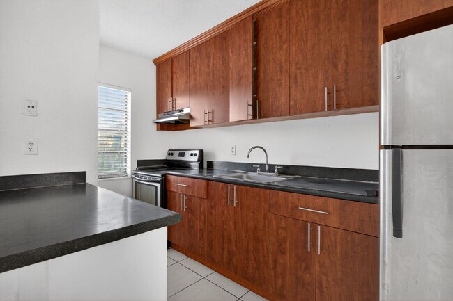 Building Photo - QUICK MOVE IN - FIRST MONTH FREE | Bright & Modern 1-Bedroom Apartment in Prime Oakland Park Loca...