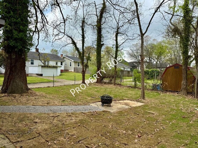 Building Photo - 1005 S Hickory St