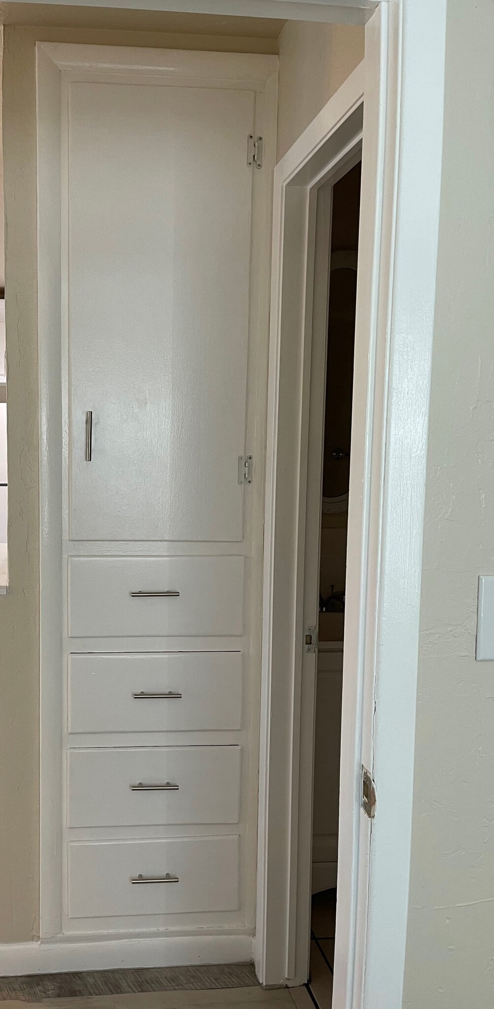 Hallway storage - 819 E Lindsey St