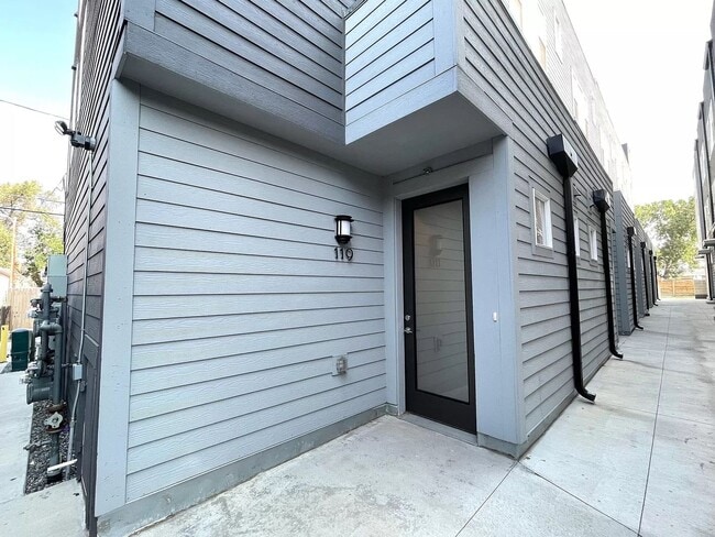 Building Photo - 2 Bedroom 2 Full Bathrooms and 2 Half Bath...