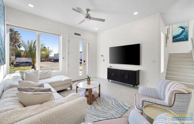 Building Photo - 104 W Pompano St