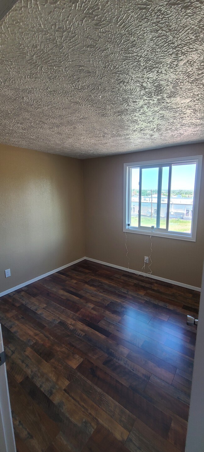 Building Photo - 315 Meadow Dr