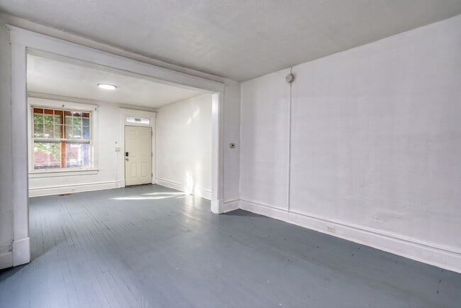 Building Photo - Spacious 3 Bedroom, 1.5 Bathroom with large Porch and Backyard
