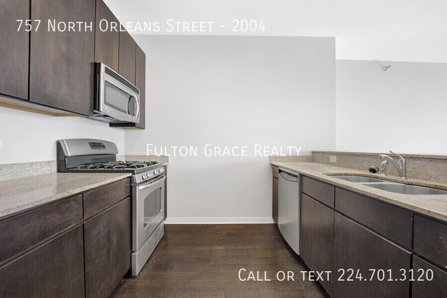 Building Photo - 2  Bed  1.5  Bath  River North