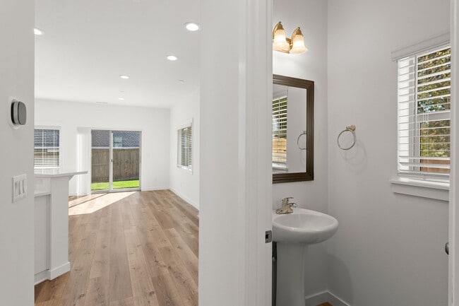 Building Photo - Pleasant Valley Villages 3 Bedroom Townhome with Community Center