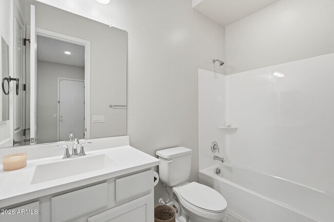 Building Photo - 10631 E Thatcher Ave