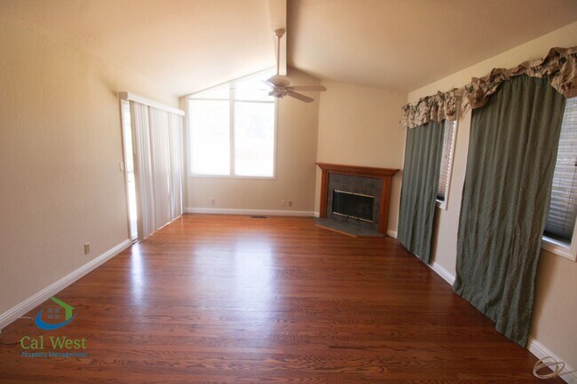 Building Photo - $4895 - Large beautiful 3/2 Home located i...