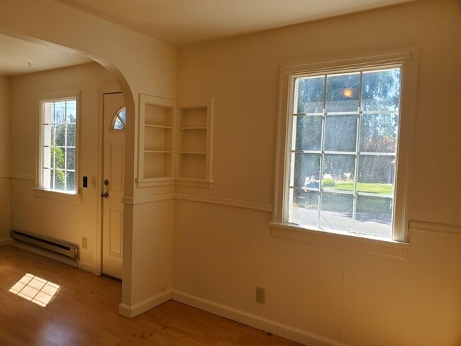 Building Photo - Darling 2 bedroom between Manette & Illahee