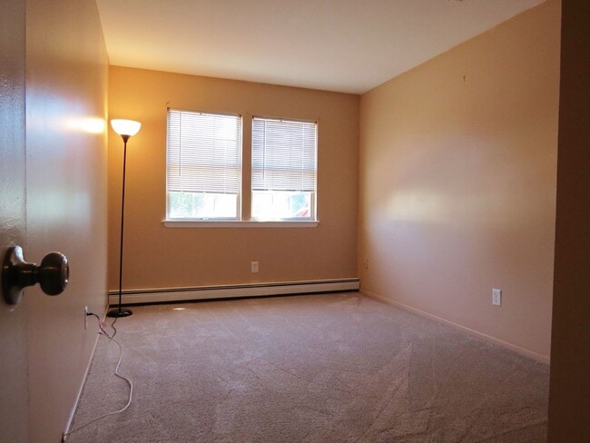Building Photo - Spacious 3 Bedroom Townhome