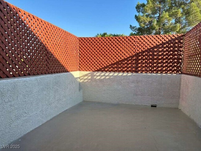 Building Photo - 2823 High View Dr