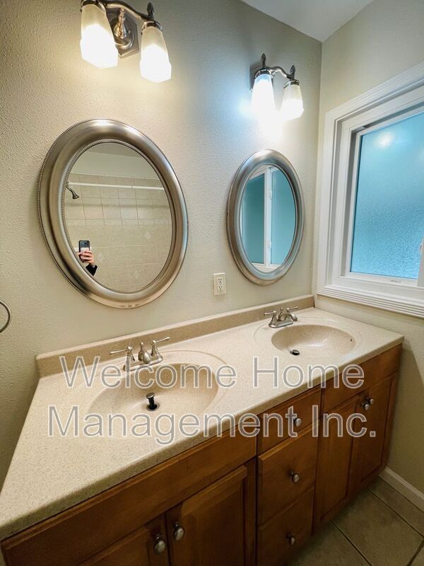 Building Photo - 2561 Olympic Blvd