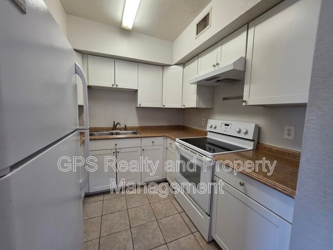 Building Photo - 2001 E Grant Ave