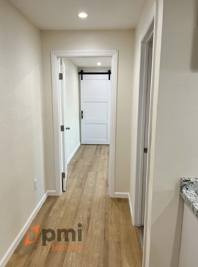 Building Photo - Captivating 3br / 1ba Apartment with Stunning Carquinez Bridge Views