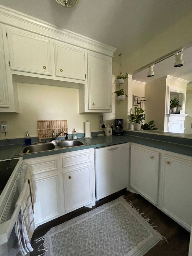 Building Photo - 3930 Azalea Dr