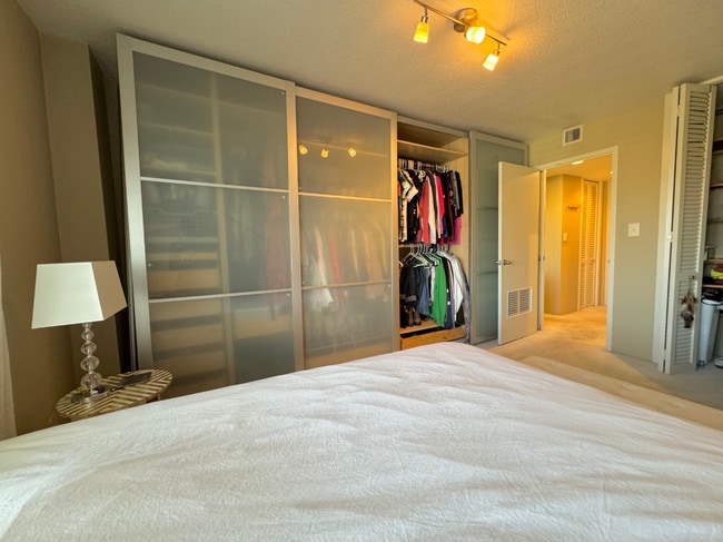 Building Photo - 4545 Wornall Rd