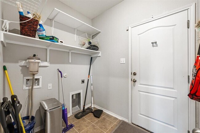 Building Photo - 2950 E Old Settlers Blvd