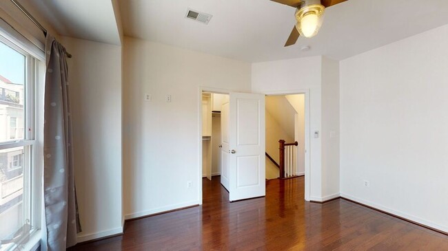 Building Photo - 517 Regent Pl NE