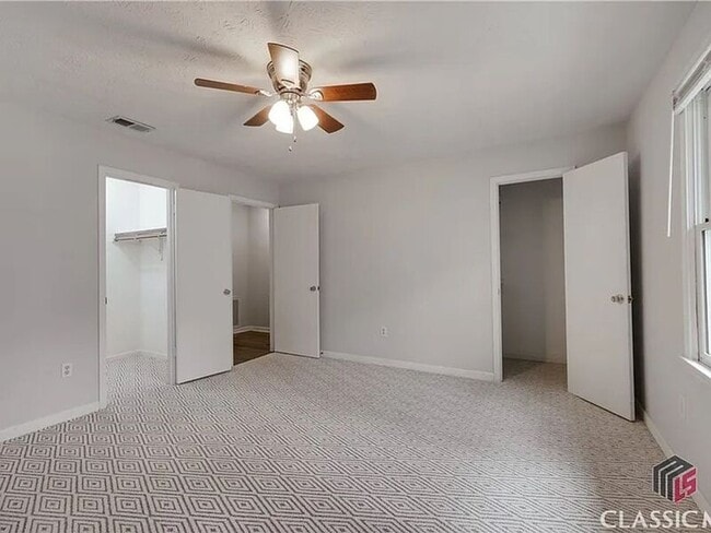 Building Photo - 207 Highland Park Dr