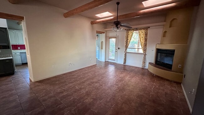 Building Photo - Beautiful 3 Bedroom 2 Bathroom with Low Ma...