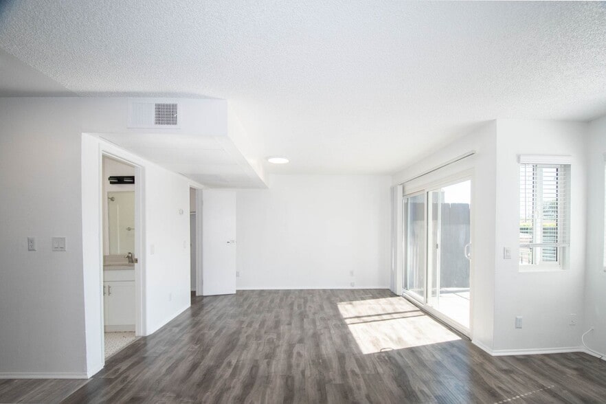 Building Photo - 13800 Sherman Way