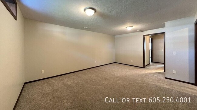 Building Photo - Spacious 4 Bedroom 3 Bathroom home with Va...