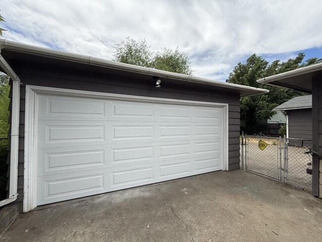Building Photo - 733 NE Wharton Dr