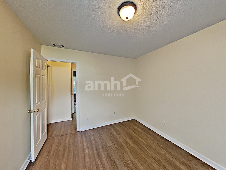 Building Photo - 271 Village Dr