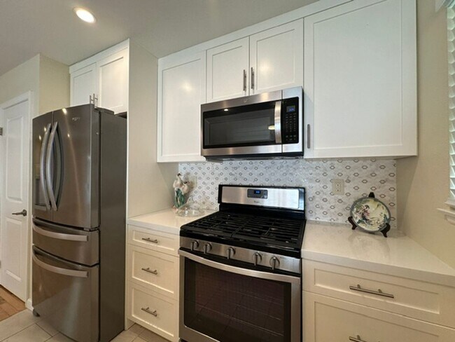 Building Photo - Stunning END-UNIT 3-bedroom condominium located in Agoura Hills