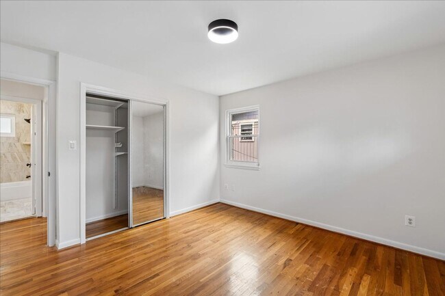 Building Photo - Remodeled in great location! 4 bedrooms 2 FB Walk to Metro
